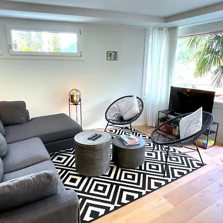 Swisshut Penthouse 10min West Station - Apart. Blume 2 Feriehus