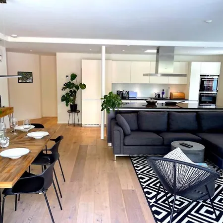 Swisshut Penthouse 10min West Station - Apart. Blume 2 *